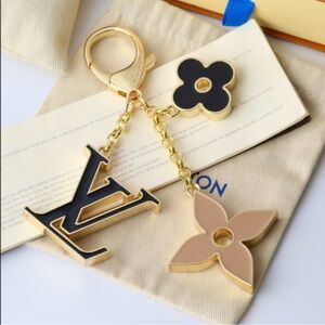 NEW LV KEYCHAIN/CHARM